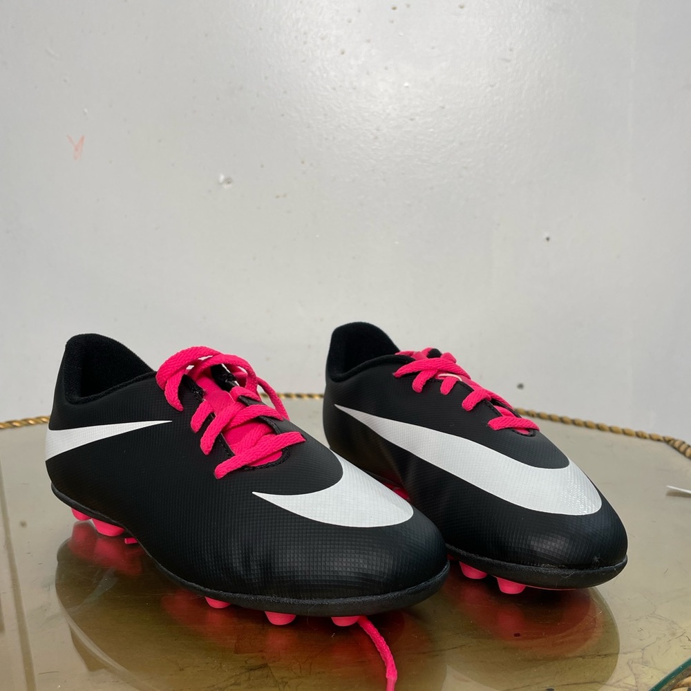 Junior Nike Bravata FG-R Soccer cleats Size 2.5Y
